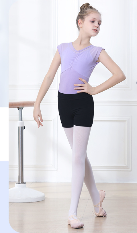 Mid-rise black gymnastics shorts (3cm) for children, worn under a leotard