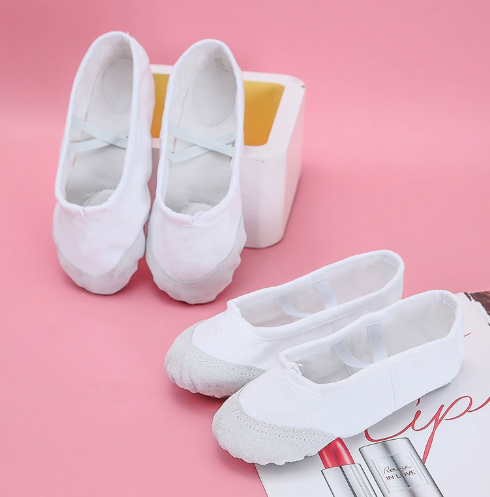 Lightweight flexible dance shoes for indoor sports