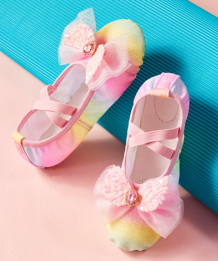 Lightweight dance shoes with breathable lining